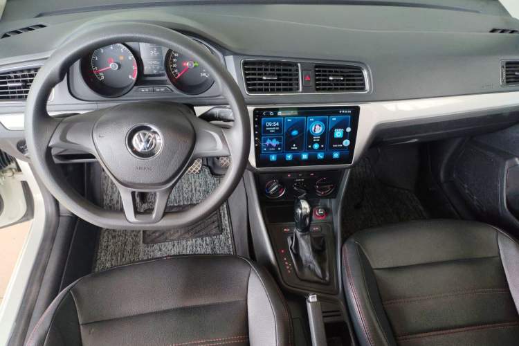 Used Volkswagen Gran Lavida 2015 1.6L Automatic Fashion Edition Center Console