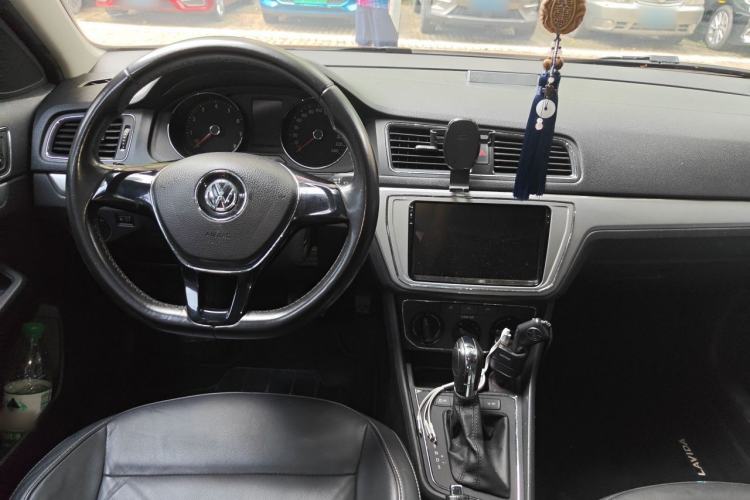 Used Volkswagen Gran Lavida 2015 1.6L Automatic Comfort Edition Center Console