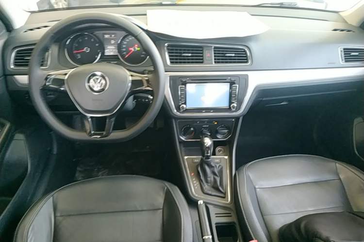 Used Volkswagen Gran Lavida 2015 1.6L Automatic Comfort Edition Center Console