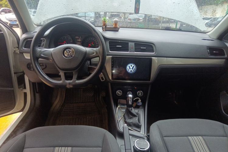 Used Volkswagen Gran Lavida 2015 1.6L Automatic Fashion Edition Center Console