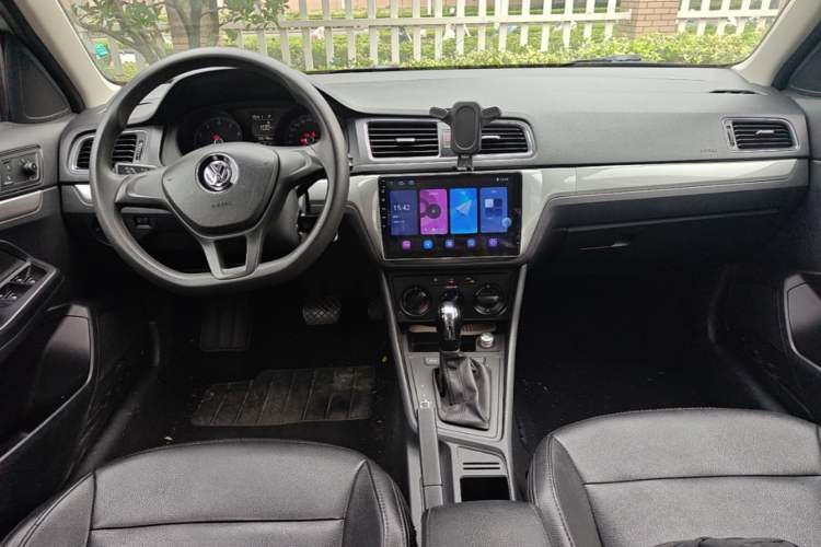 Used Volkswagen Gran Lavida 2015 1.6L Automatic Fashion Edition Center Console