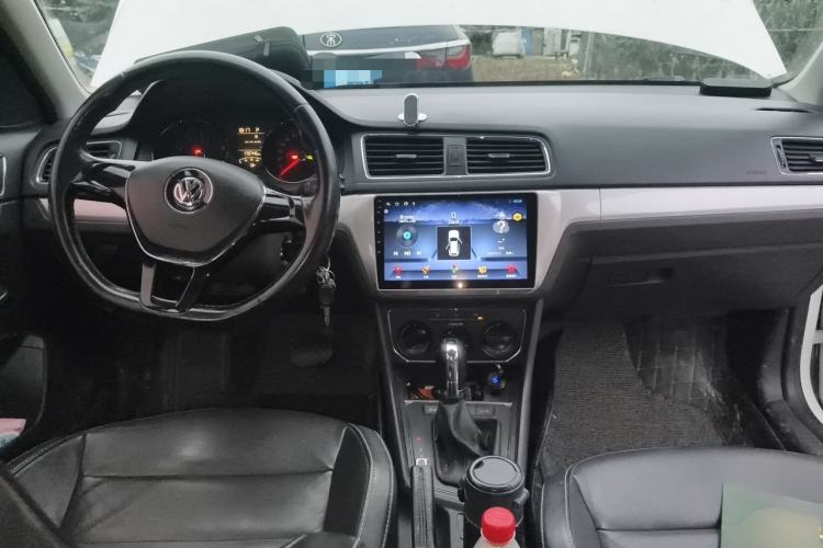 Used Volkswagen Gran Lavida 2015 1.6L Automatic Comfort Edition Center Console