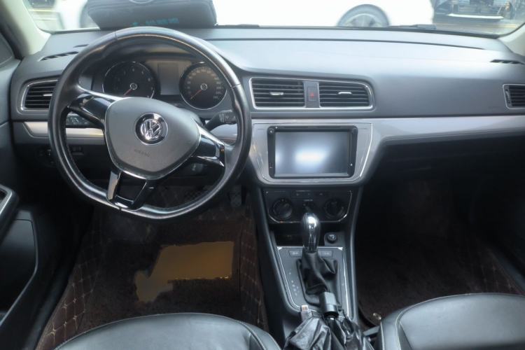 Used Volkswagen Gran Lavida 2015 1.6L Automatic Comfort Edition Center Console