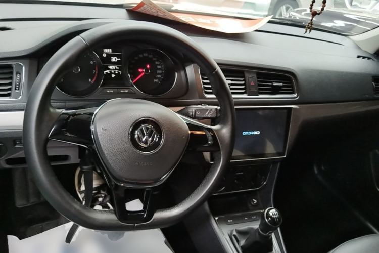 Used Volkswagen Gran Lavida 2015 1.6L Manual Comfort Edition Center Console
