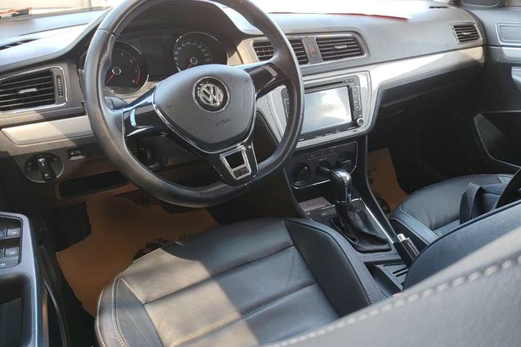 Used Volkswagen Gran Lavida 2015 1.6L Automatic Comfort Edition Center Console