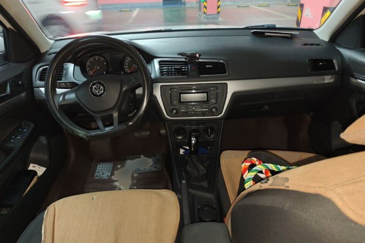 Used Volkswagen Gran Lavida 2015 1.6L Automatic Fashion Edition Center Console