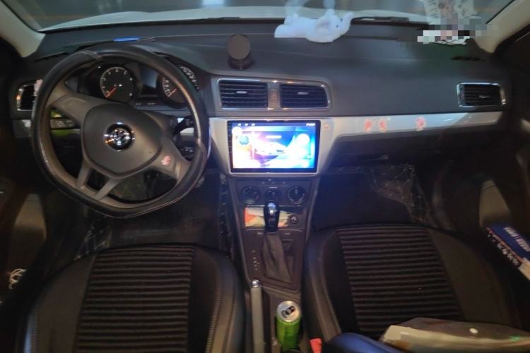 Used Volkswagen Gran Lavida 2015 1.6L Automatic Fashion Edition Center Console
