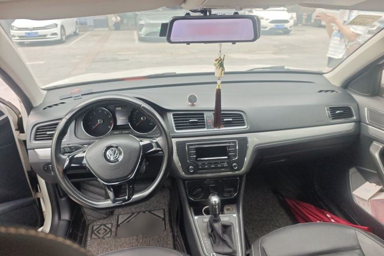 Used Volkswagen Gran Lavida 2015 1.6L Automatic Comfort Edition Center Console