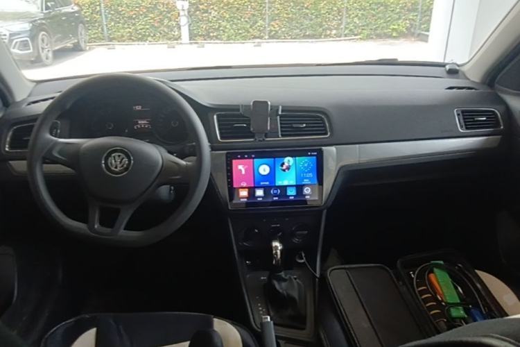 Used Volkswagen Gran Lavida 2015 1.6L Automatic Fashion Edition Center Console