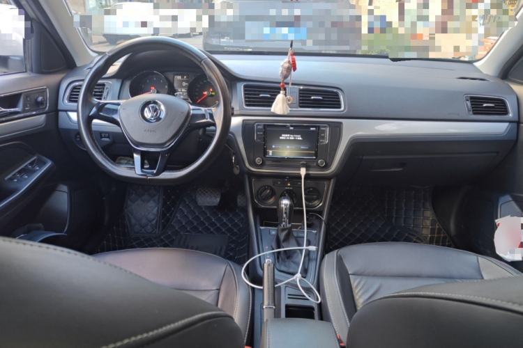 Used Volkswagen Gran Lavida 2015 1.6L Automatic Comfort Edition Center Console