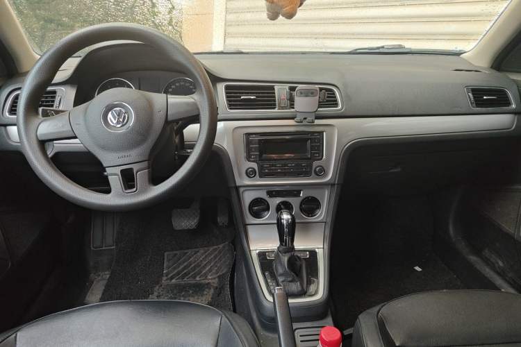 Used Volkswagen Gran Lavida 2015 1.6L Automatic Comfort Edition Center Console