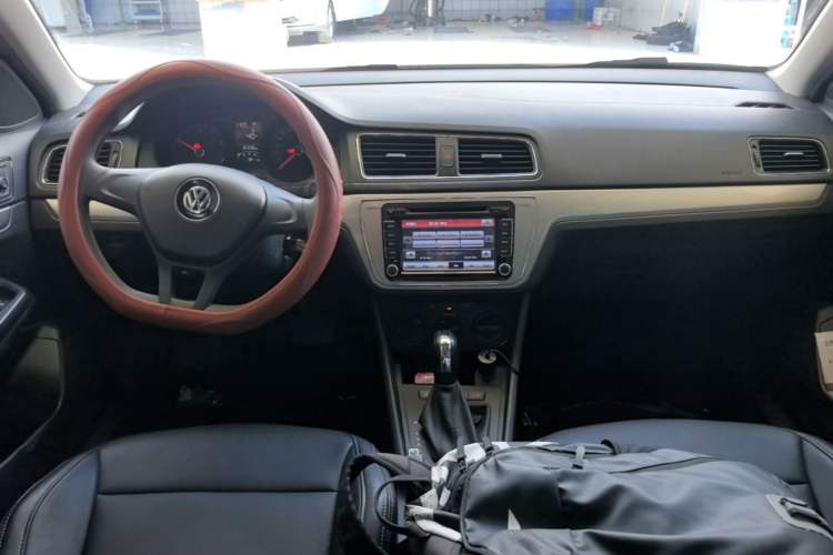 Used Volkswagen Gran Lavida 2015 1.6L Automatic Fashion Edition Center Console