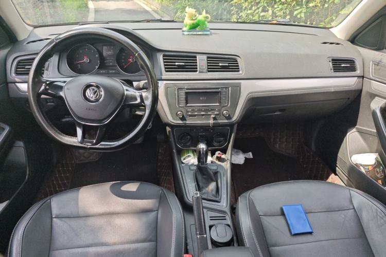 Used Volkswagen Gran Lavida 2015 1.6L Automatic Comfort Edition Center Console