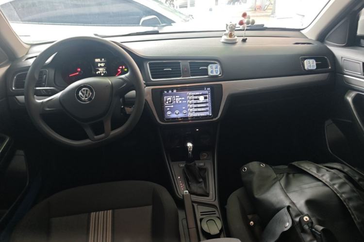 Used Volkswagen Gran Lavida 2015 1.6L Automatic Fashion Edition Center Console