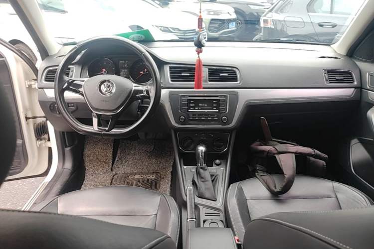 Used Volkswagen Gran Lavida 2015 1.6L Automatic Comfort Edition Center Console
