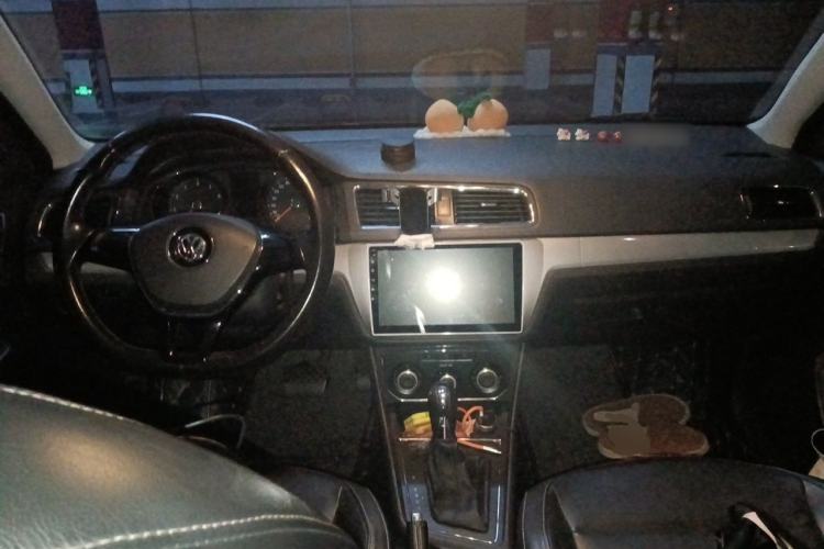 Used Volkswagen Gran Lavida 2015 1.6L Automatic Comfort Edition Center Console