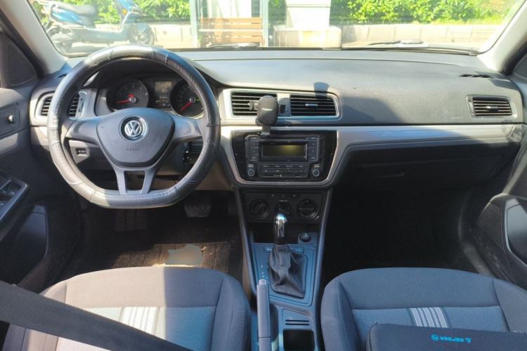 Used Volkswagen Gran Lavida 2015 1.6L Automatic Fashion Edition Center Console