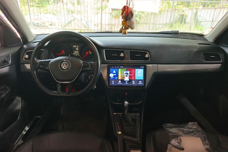 Used Volkswagen Gran Lavida 2015 1.6L Automatic Comfort Edition Center Console