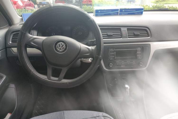 Used Volkswagen Gran Lavida 2015 1.6L Automatic Fashion Edition Center Console