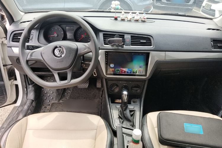 Used Volkswagen Gran Lavida 2015 1.6L Automatic Fashion Edition Center Console