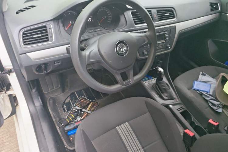 Used Volkswagen Gran Lavida 2015 1.6L Automatic Fashion Edition Center Console