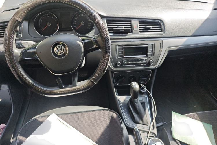 Used Volkswagen Gran Lavida 2015 1.6L Automatic Comfort Edition Center Console
