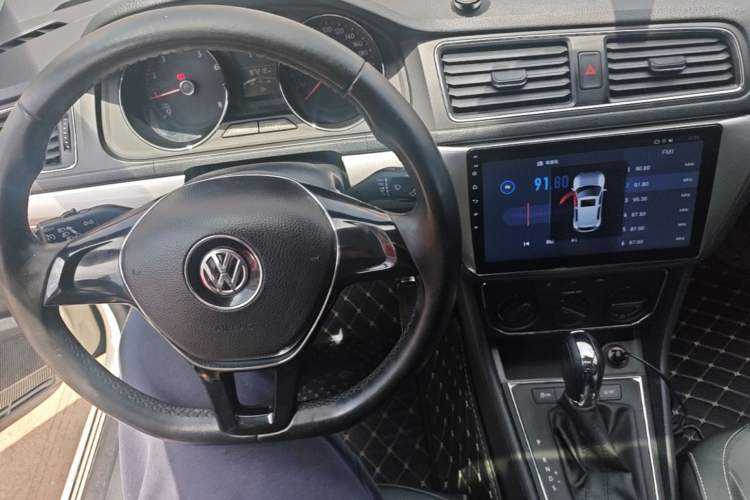 Used Volkswagen Gran Lavida 2015 1.6L Automatic Comfort Edition Center Console