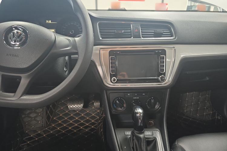 Used Volkswagen Gran Lavida 2015 1.6L Automatic Fashion Edition Center Console