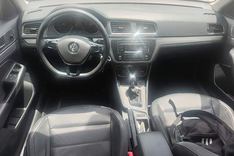 Used Volkswagen Gran Lavida 2015 1.6L Automatic Comfort Edition Center Console
