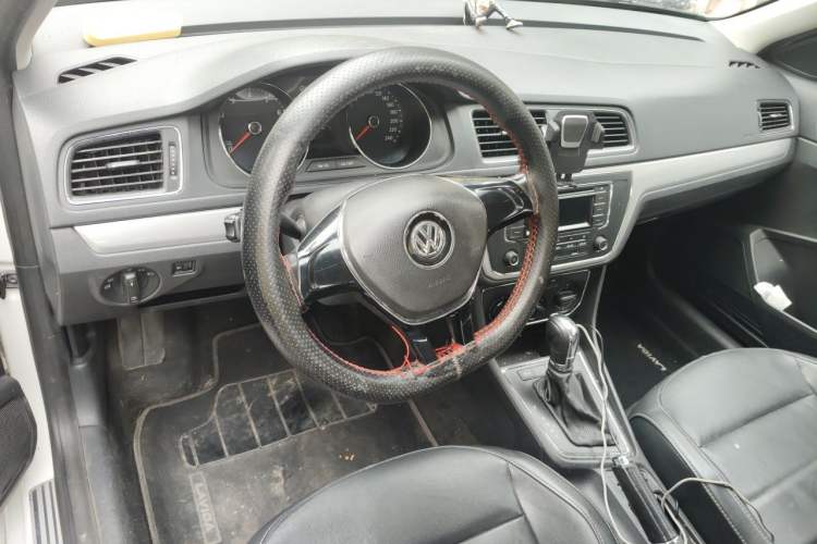 Used Volkswagen Gran Lavida 2015 1.6L Automatic Comfort Edition Center Console