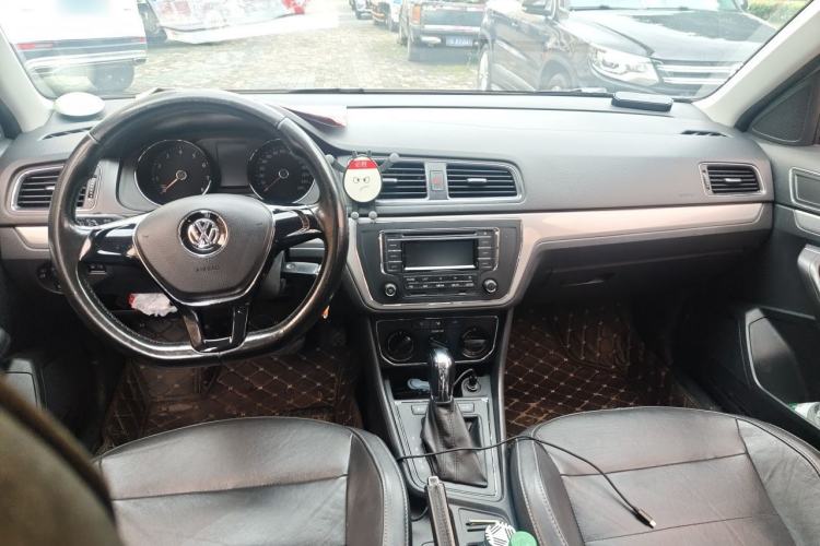 Used Volkswagen Gran Lavida 2015 1.6L Automatic Comfort Edition Center Console