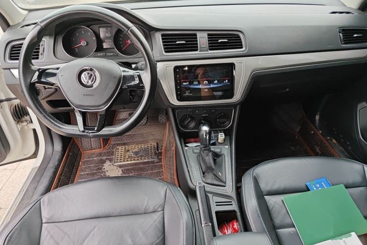 Used Volkswagen Gran Lavida 2015 1.6L Automatic Comfort Edition Center Console