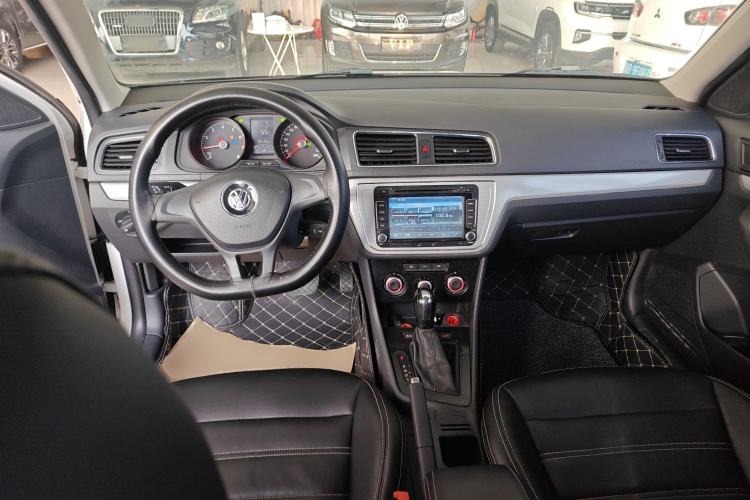 Used Volkswagen Gran Lavida 2015 1.6L Automatic Fashion Edition Center Console