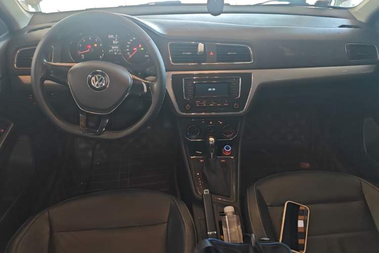 Used Volkswagen Gran Lavida 2015 1.6L Automatic Comfort Edition Center Console