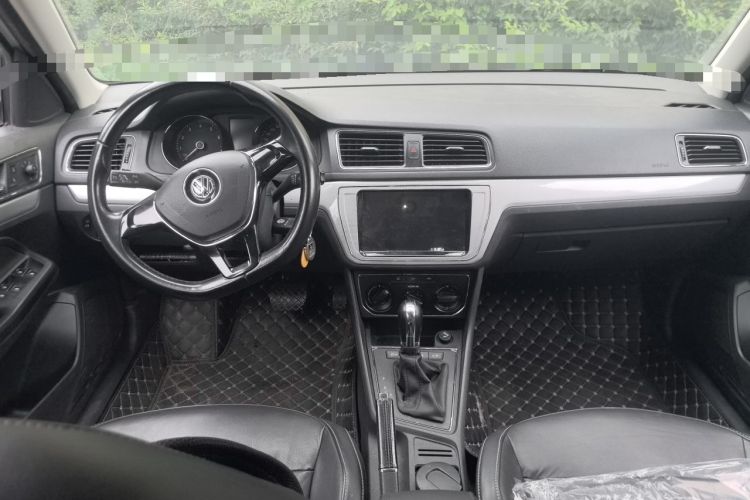 Used Volkswagen Gran Lavida 2015 1.6L Automatic Comfort Edition Center Console