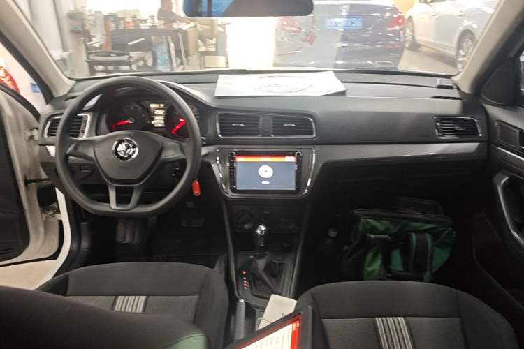 Used Volkswagen Gran Lavida 2015 1.6L Automatic Fashion Edition Center Console