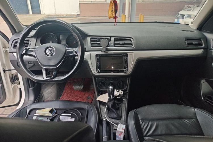 Used Volkswagen Gran Lavida 2015 1.6L Automatic Comfort Edition Center Console