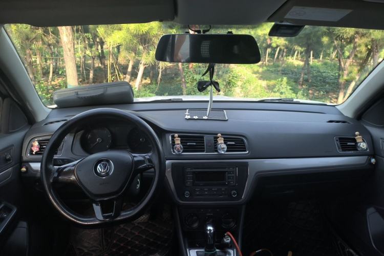 Used Volkswagen Gran Lavida 2015 1.6L Automatic Fashion Edition Center Console