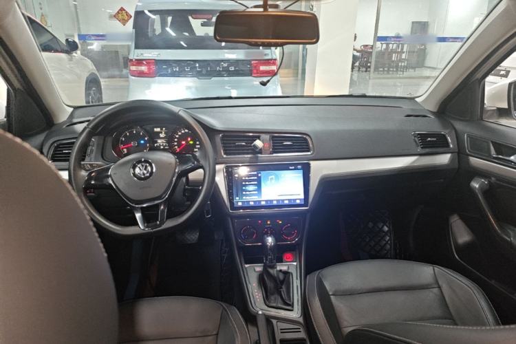 Used Volkswagen Gran Lavida 2015 1.6L Automatic Comfort Edition Center Console