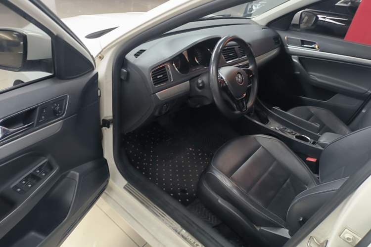 Used Volkswagen Gran Lavida 2015 1.6L Automatic Comfort Edition Driver Seat