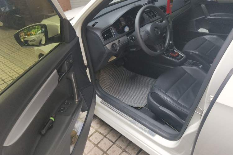 Used Volkswagen Gran Lavida 2015 1.6L Automatic Comfort Edition Driver Seat