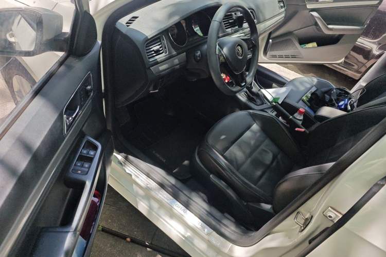 Used Volkswagen Gran Lavida 2015 1.6L Automatic Comfort Edition Driver Seat