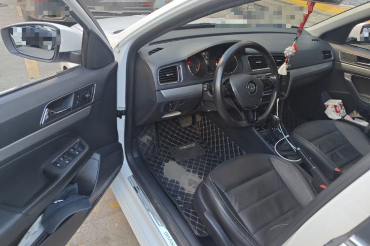 Used Volkswagen Gran Lavida 2015 1.6L Automatic Comfort Edition Driver Seat