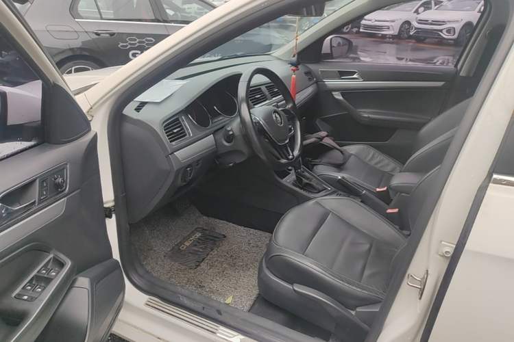 Used Volkswagen Gran Lavida 2015 1.6L Automatic Comfort Edition Driver Seat