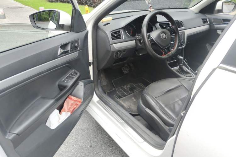 Used Volkswagen Gran Lavida 2015 1.6L Automatic Comfort Edition Driver Seat