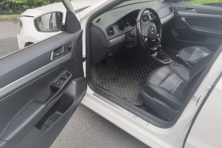 Used Volkswagen Gran Lavida 2015 1.6L Automatic Comfort Edition Driver Seat