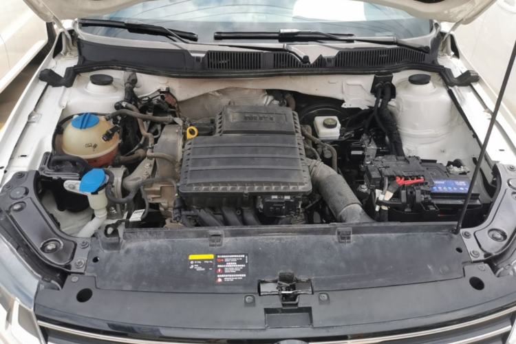 Used Volkswagen Gran Lavida 2015 1.6L Manual Comfort Edition Engine Bay