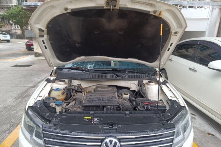 Used Volkswagen Gran Lavida 2015 1.6L Automatic Fashion Edition Engine Bay