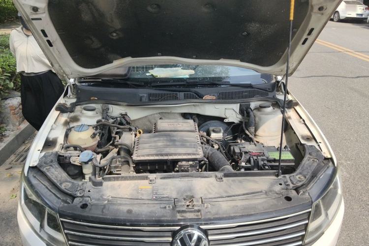 Used Volkswagen Gran Lavida 2015 1.6L Automatic Fashion Edition Engine Bay