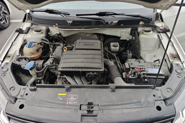 Used Volkswagen Gran Lavida 2015 1.6L Automatic Fashion Edition Engine Bay
